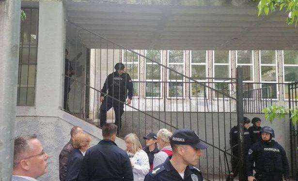 Belgrado (Serbia), entra in una scuola e spara all’impazzata: 9 morti