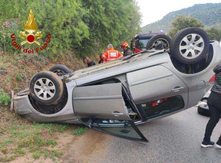 Orgosolo, perde il controllo dell’auto e si ribalta: due feriti