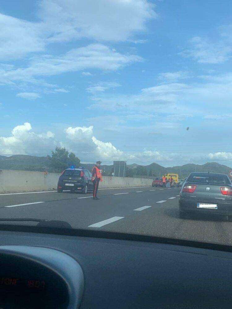 Incidente sulla SS 131 tra Sanluri e Serrenti: auto contro il guard rail, traffico in tilt