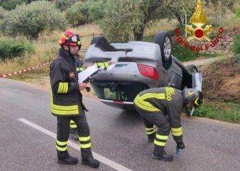 Orgosolo, perde il controllo dell’auto e si ribalta: due feriti