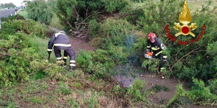 Ondata di maltempo sul centro Sardegna, fango sulle strade: Vvf e Polizia in azione