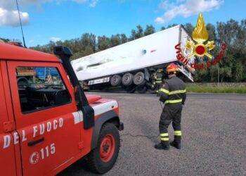 Abbasanta, semirimorchio si sgancia dal tir: traffico bloccato sulla 131