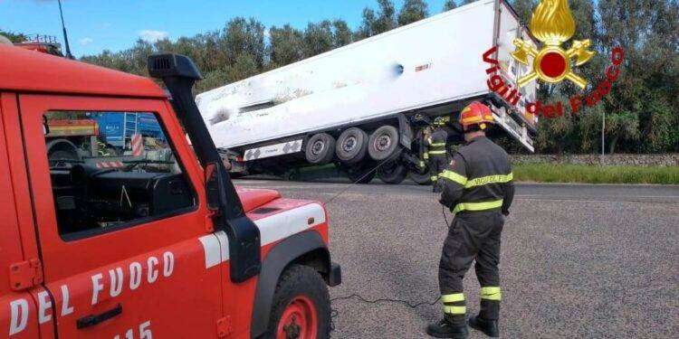 Abbasanta, semirimorchio si sgancia dal tir: traffico bloccato sulla 131