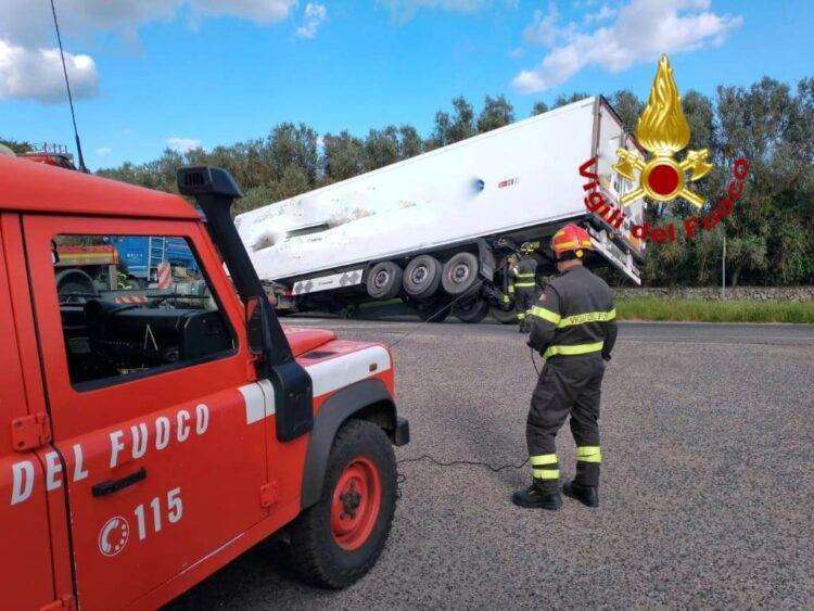 Abbasanta, semirimorchio si sgancia dal tir: traffico bloccato sulla 131