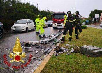 Sassari, finisce contro un palo e lo abbatte: intervento dei Vigili del Fuoco
