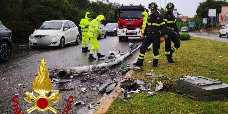 Sassari, finisce contro un palo e lo abbatte: intervento dei Vigili del Fuoco