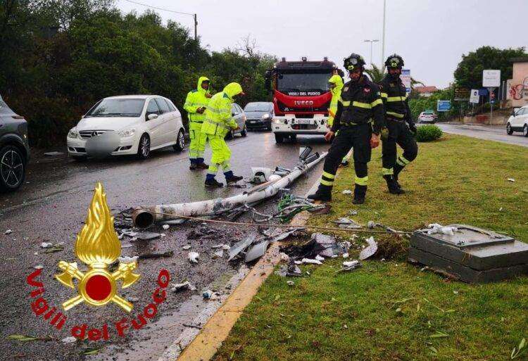 Sassari, finisce contro un palo e lo abbatte: intervento dei Vigili del Fuoco