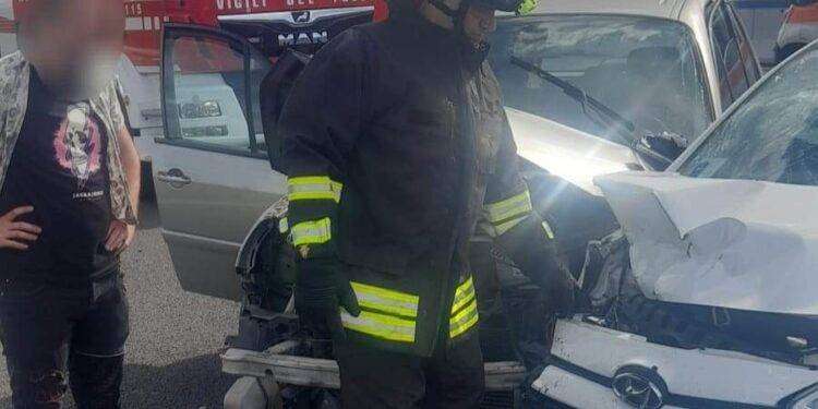 Porto Torres, scontro tra due auto: 5 feriti