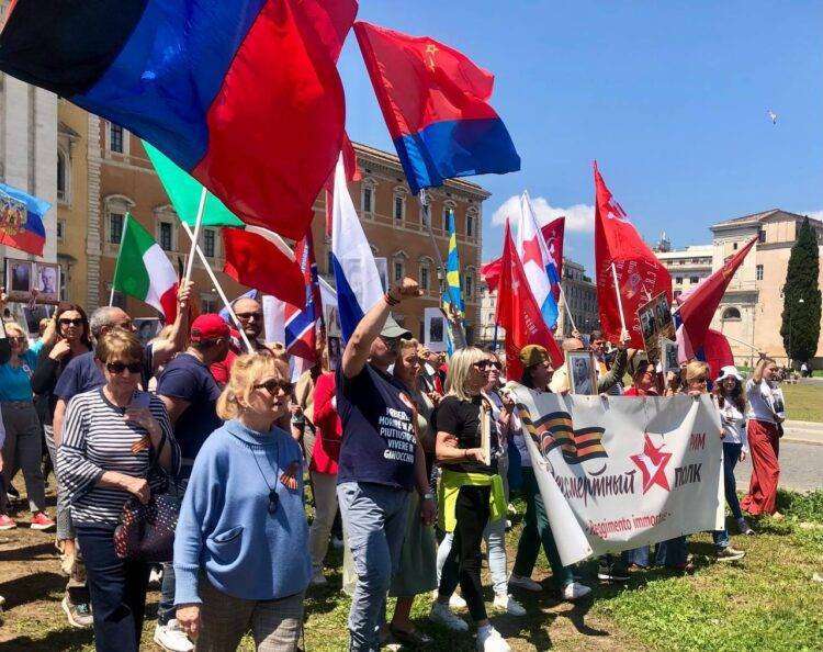 Roma, in piazza russi, ucraini e italiani per ricordare il 78° anniversario della Vittoria nella Grande Guerra Patriottica