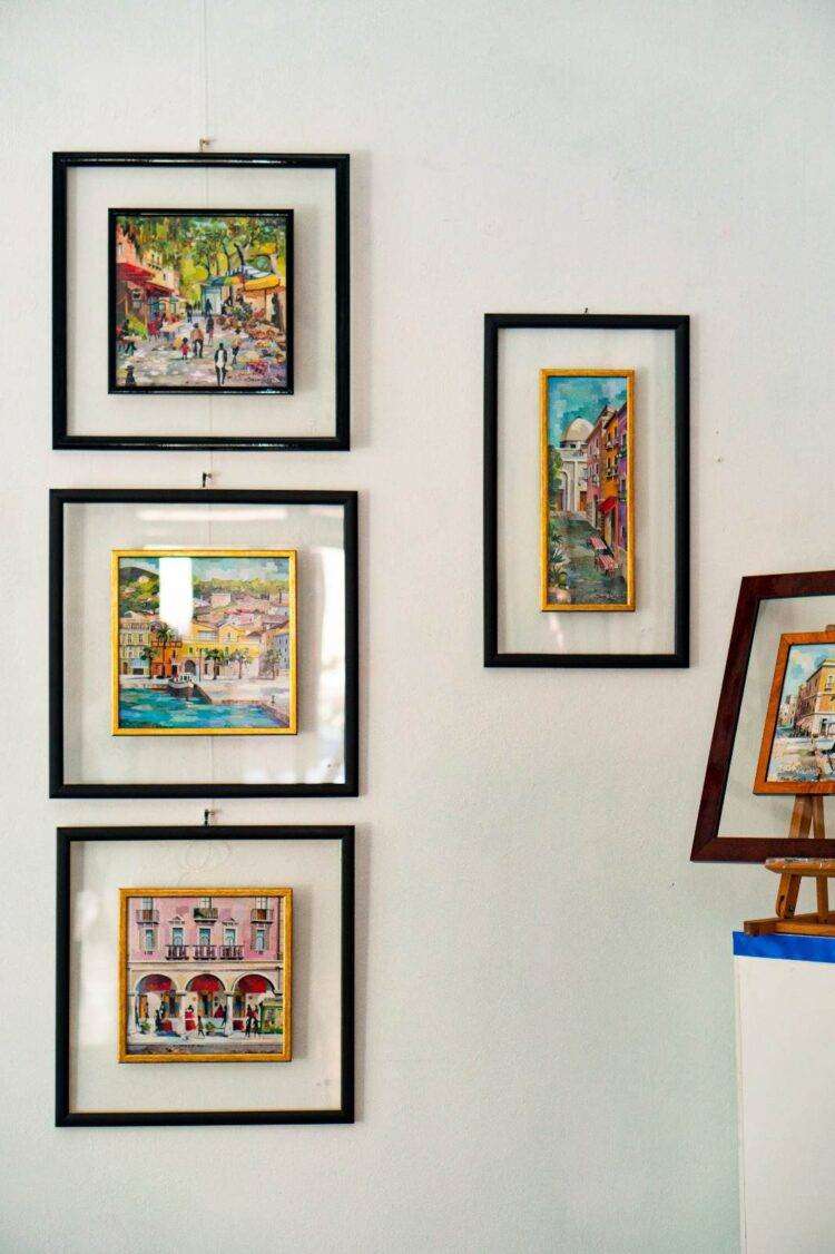 “Pennelli colori e frammenti di carta, naif e collage”, mostra delle artiste Sara Caselli e Cecilia Dallolio: aperta fino al 19 maggio