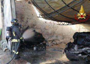 Quartu, incendio devasta il capannone di un’azienda: Intervento dei Vigili del Fuoco