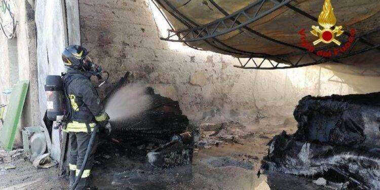 Quartu, incendio devasta il capannone di un’azienda: Intervento dei Vigili del Fuoco
