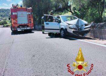 Auto fuori strada a Sant’Antonio di Gallura: conducente estratto dal mezzo
