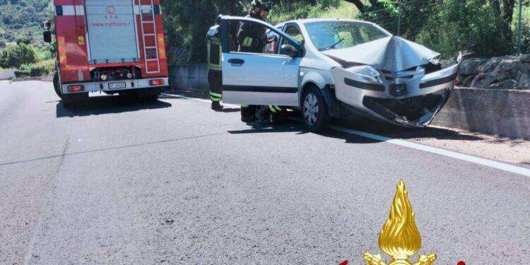 Auto fuori strada a Sant’Antonio di Gallura: conducente estratto dal mezzo