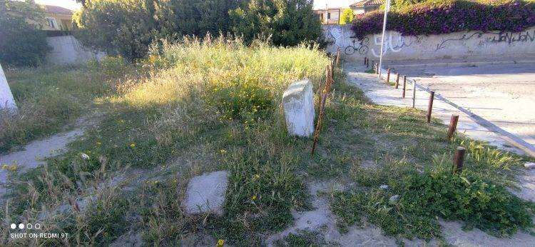 Quartu Sant’Elena, a Margine Rosso in attesa delle “Pulizie di Primavera”: sterpaglie e rifiuti invadono ingresso all’arenile