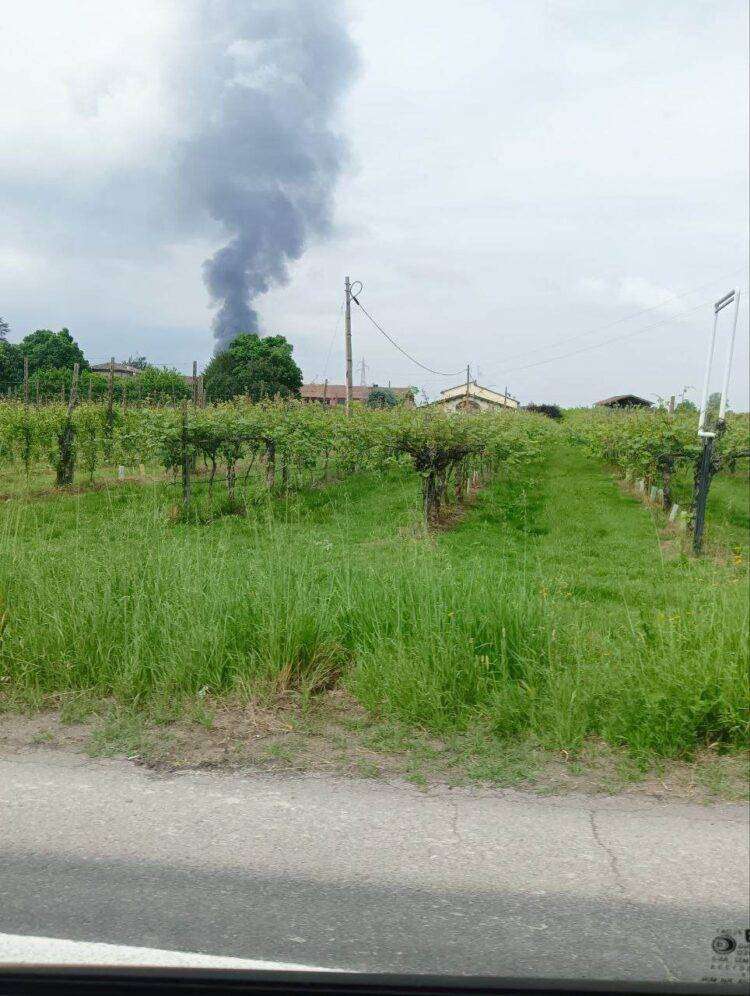 Faenza (RA), incendio in una distilleria. Dieci squadre dei Vigili del Fuoco al lavoro