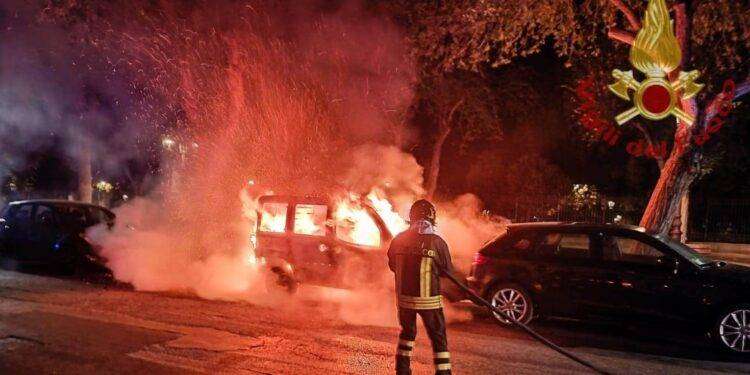 Alghero, furgone in fiamme nella notte