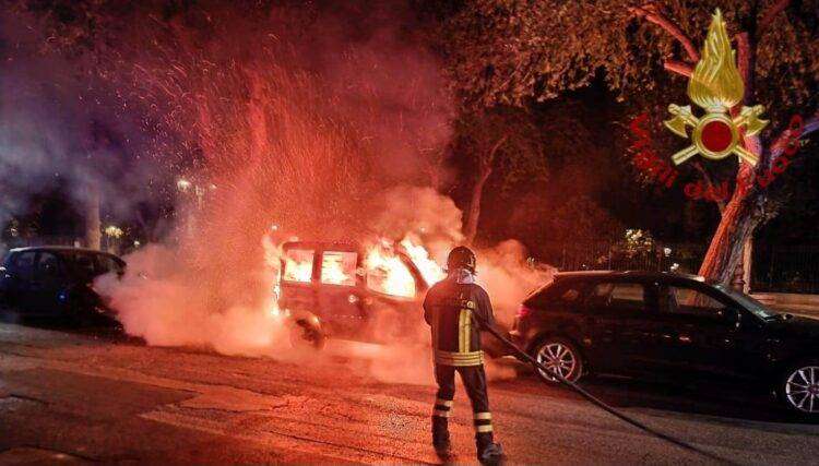 Alghero, furgone in fiamme nella notte