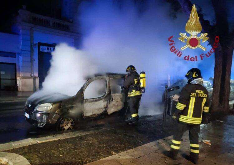 Alghero, furgone in fiamme nella notte