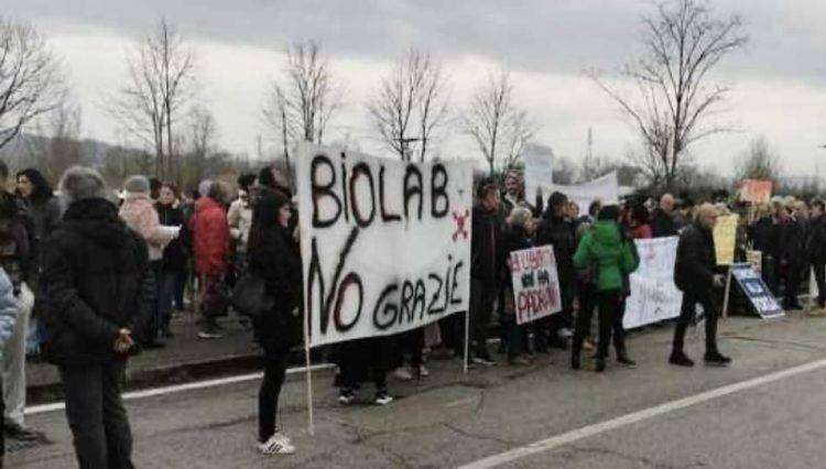 Pesaro, i cittadini in piazza contro il biolaboratorio