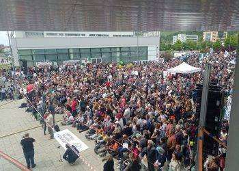 Pesaro, i cittadini in piazza contro il biolaboratorio