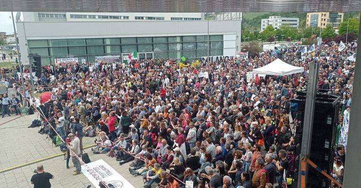 Pesaro, i cittadini in piazza contro il biolaboratorio
