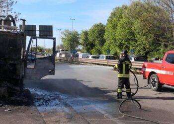 Autospurgo in fiamme sulla vecchia 131 a Sassari