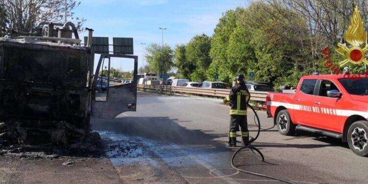 Autospurgo in fiamme sulla vecchia 131 a Sassari