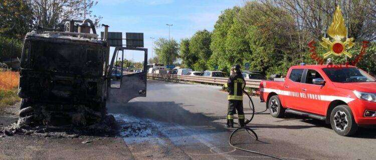 Autospurgo in fiamme sulla vecchia 131 a Sassari