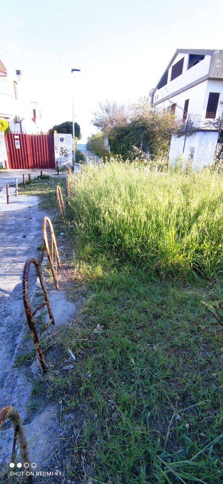 Quartu Sant’Elena, a Margine Rosso in attesa delle “Pulizie di Primavera”: sterpaglie e rifiuti invadono ingresso all’arenile