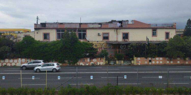 Paura a Selargius, nella notte esplosioni e fiamme alte: distrutta un capannone