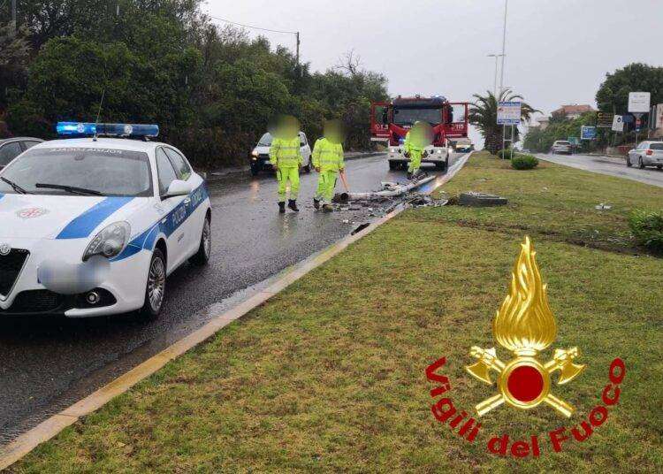 Sassari, finisce contro un palo e lo abbatte: intervento dei Vigili del Fuoco