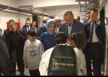 Turchia, Erdogan va al seggio per votare e regala soldi ai bambini