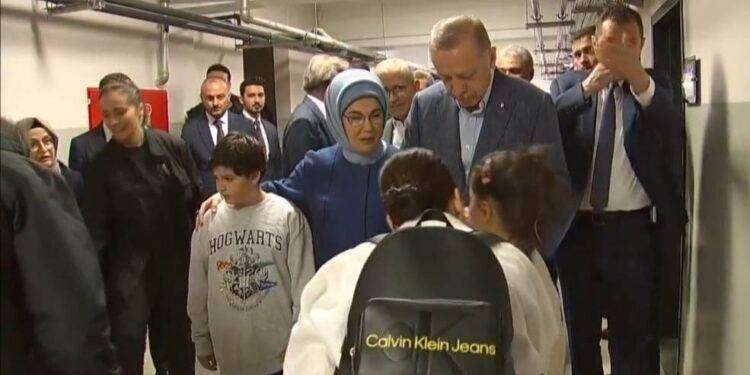 Turchia, Erdogan va al seggio per votare e regala soldi ai bambini