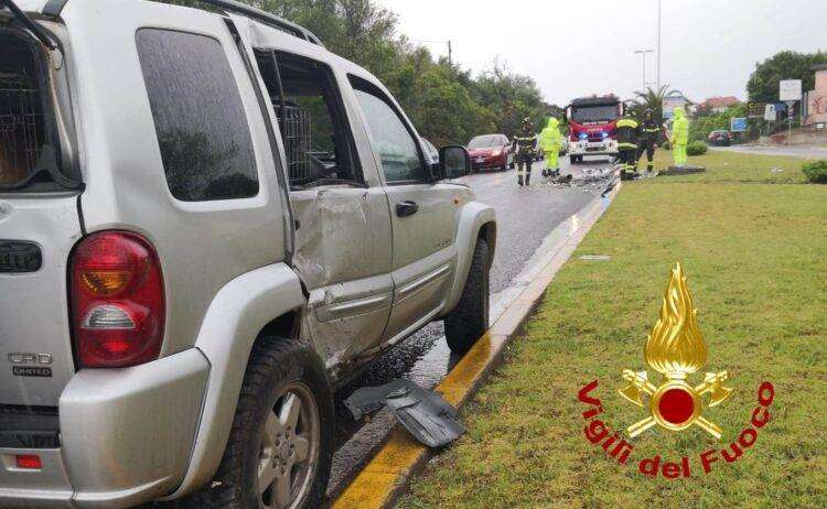 Sassari, finisce contro un palo e lo abbatte: intervento dei Vigili del Fuoco