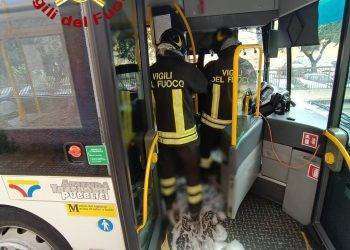 Sassari, in fiamme pullman di linea: paura ma nessun ferito