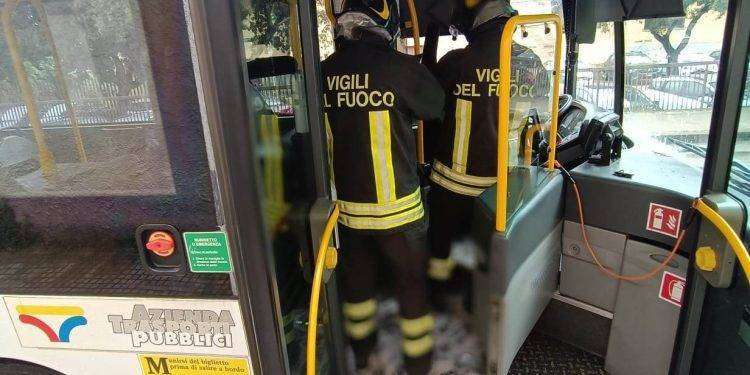 Sassari, in fiamme pullman di linea: paura ma nessun ferito
