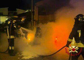 Incendio nella notte a Olbia. Auto in fiamme danneggia la facciata di un palazzo