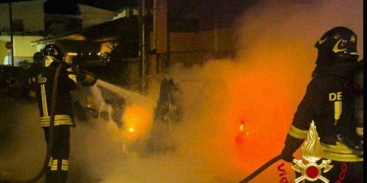 Incendio nella notte a Olbia. Auto in fiamme danneggia la facciata di un palazzo