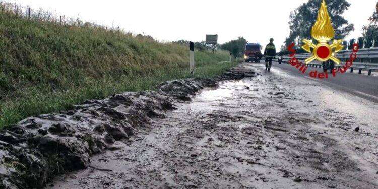 Ondata di maltempo sul centro Sardegna, fango sulle strade: Vvf e Polizia in azione