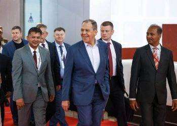 Sergey Lavrov è arrivato in India per partecipare al Consiglio dei ministri degli Esteri della SCO
