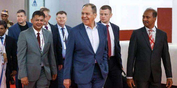 Sergey Lavrov è arrivato in India per partecipare al Consiglio dei ministri degli Esteri della SCO