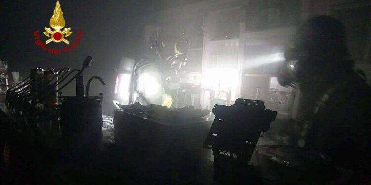 Paura in centro a Cagliari, distrutto dalle fiamme bar ristorante