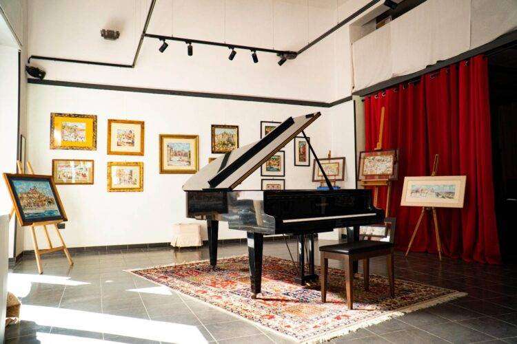 “Pennelli colori e frammenti di carta, naif e collage”, mostra delle artiste Sara Caselli e Cecilia Dallolio: aperta fino al 19 maggio