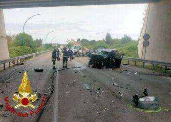 Sassari, scontro frontale tra auto e furgone: due feriti gravi