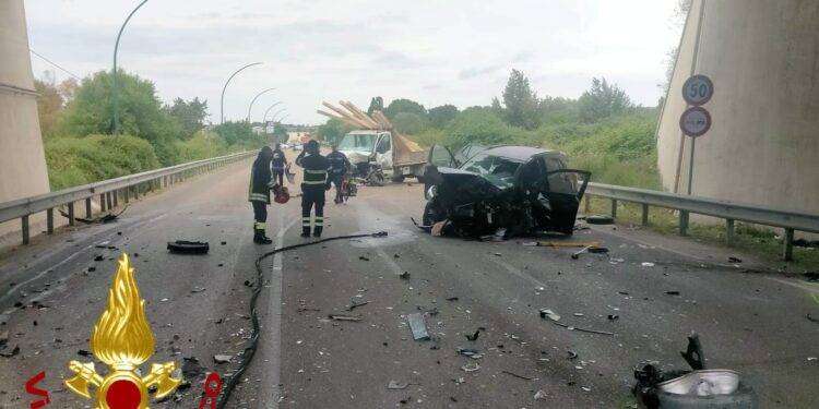 Sassari, scontro frontale tra auto e furgone: due feriti gravi