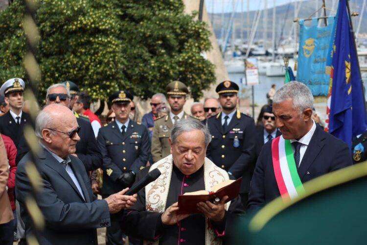 Alghero: una stele in memoria dei pescatori algheresi morti 80 anni fa a seguito di un attacco aereo
