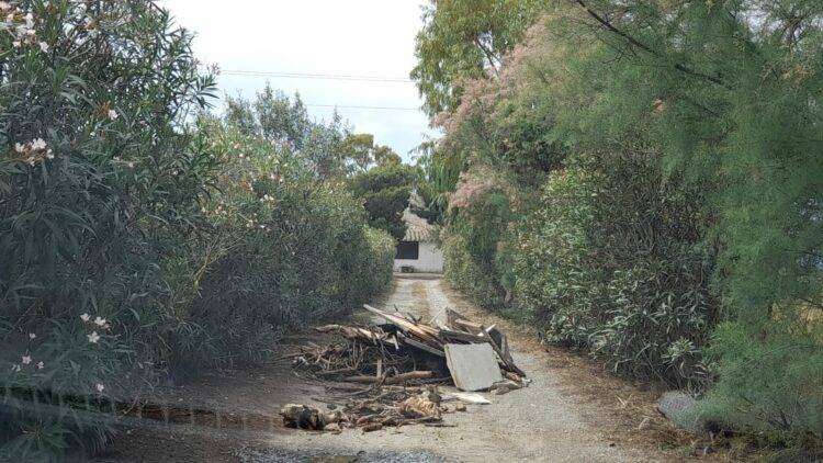 Quartu, denuncia del Comitato Margine Rosso: “Distrutte le fioriere e spazzatura buttata in strada”