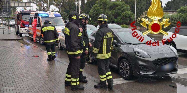 Sassari, tamponamento tra tre auto: feriti i conducenti: traffico bloccato in via Predda Niedda
