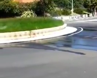 Monserrato, isola spartitraffico con lago annesso